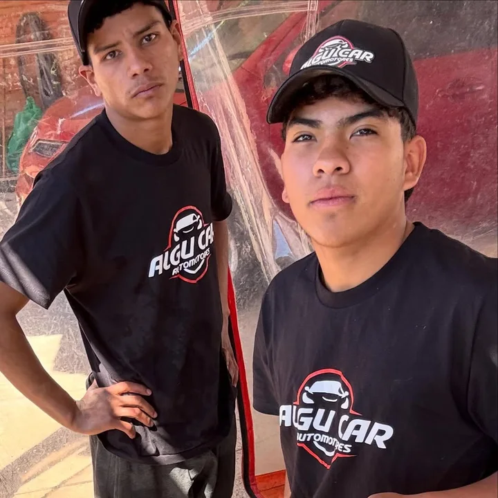 Dos integrantes del equipo de Algucar con la remera de la marca