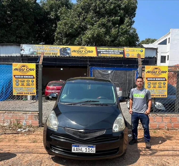 Frente de Algucar Automotores con los carteles amarillos de venta de vehículos, chapería y pintura