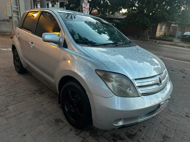 Toyota Ist plateado