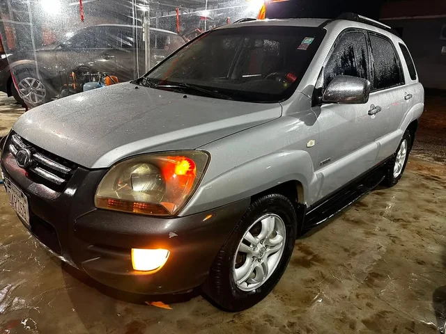 Kia Sportage gris en el patio de Algucar